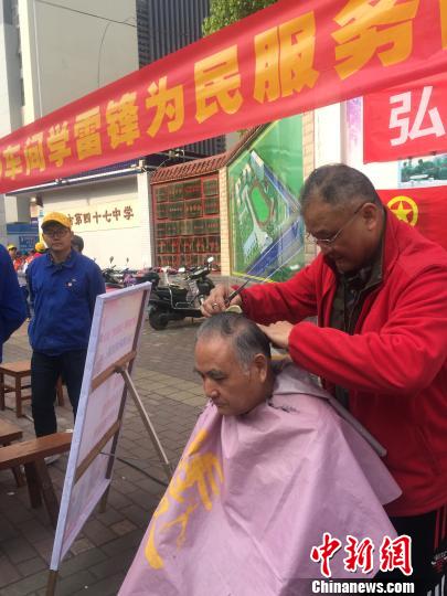 廣西柳州一工廠堅持學雷鋒50余載 祖孫三代齊上陣，健康咨詢服務成佳話
